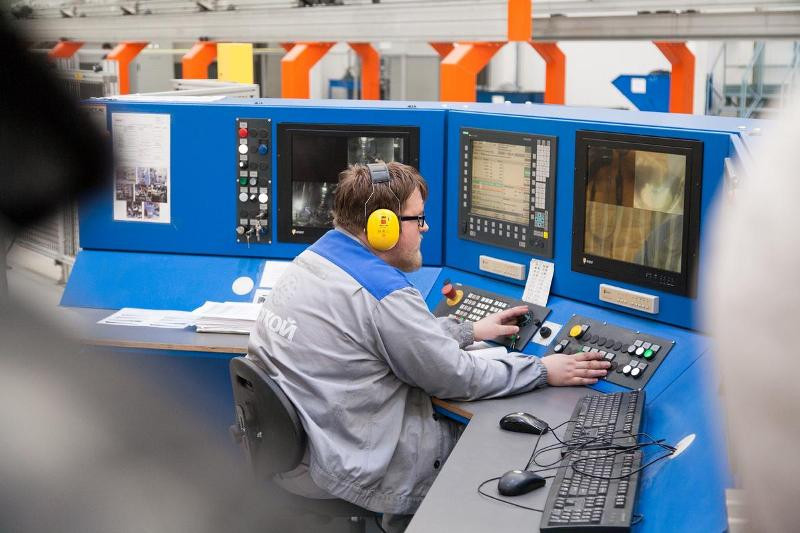 Một nhân viên đang chăm chú nhìn vào màn hình điều khiển để kiểm soát quá trình gia công linh kiện bằng máy móc tự động công nghệ cao. Ảnh: Altyn73.livejournal.com.
