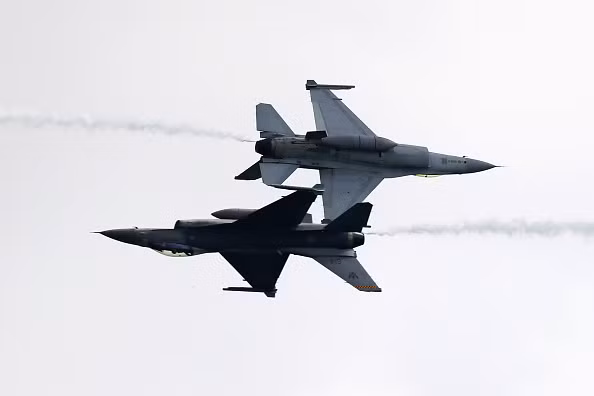 2 tiêm kích F-16 của Không quân Singapore trổ tài nhào lộn trên không. Triển lãm cũng là dịp để các phi công và đội bay biểu diễn phô diễn kỹ năng nhào lộn trên không của họ. Ảnh: Yahoo News.