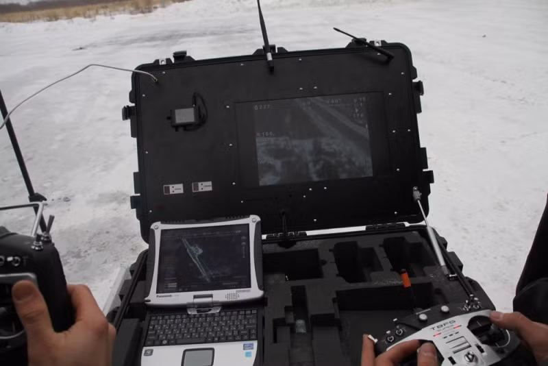 Giao diện cũng như công cụ điều khiển chúng cũng khá thân thiện, một cảnh sát Nga không cần được đào tạo quá nhiều để sử dụng một chiếc drone hay UAV chuyên dụng. Nguồn ảnh: English Russia