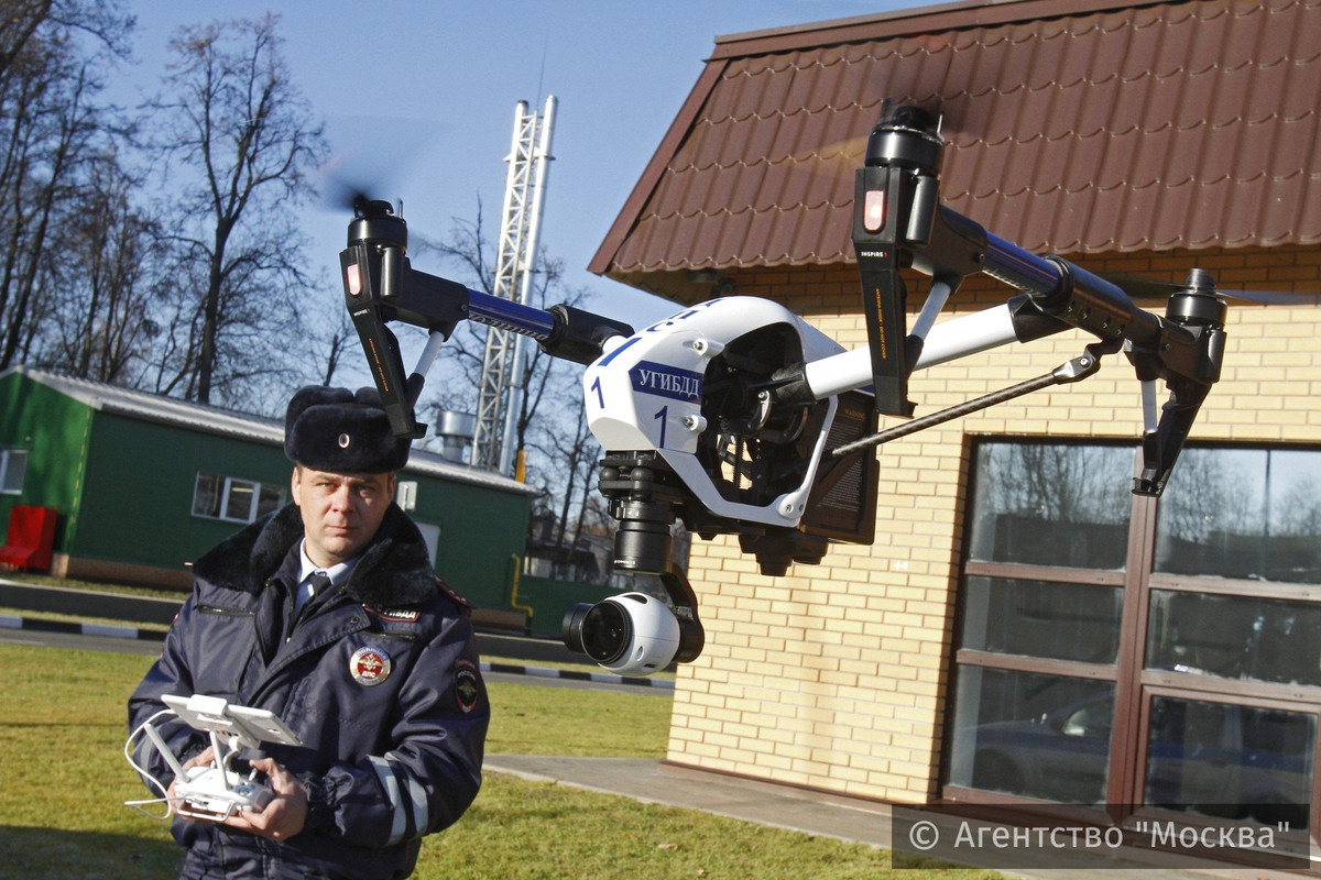 Các loại UAV an ninh này đóng vai trò giúp cảnh sát Nga theo dõi lưu lượng giao thông hay giám sát các tuyến đường huyết mạch, độ tiện lợi của chúng chắc hẳn sẽ tốt hơn nhiều so với việc theo dõi qua camera giám sát cố định. Nguồn ảnh: English Russia.