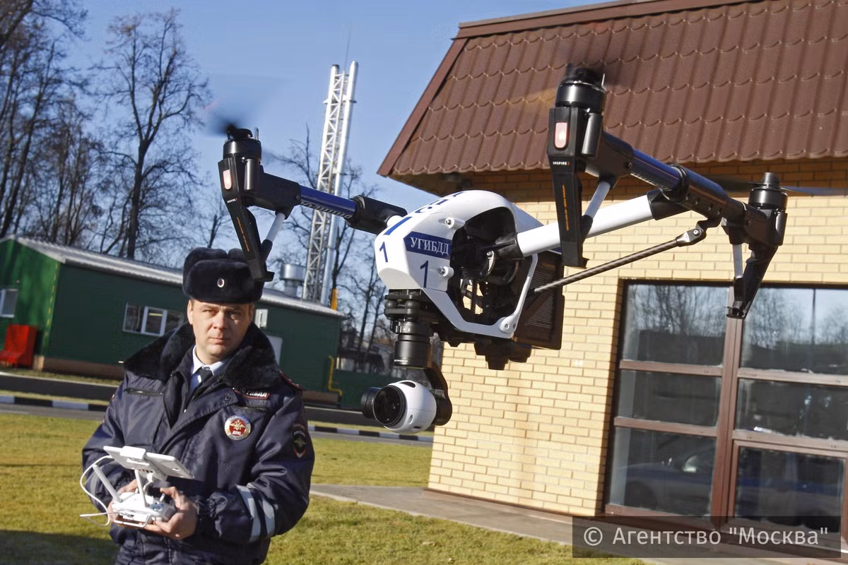 Các loại UAV an ninh này đóng vai trò giúp cảnh sát Nga theo dõi lưu lượng giao thông hay giám sát các tuyến đường huyết mạch, độ tiện lợi của chúng chắc hẳn sẽ tốt hơn nhiều so với việc theo dõi qua camera giám sát cố định. Nguồn ảnh: English Russia.