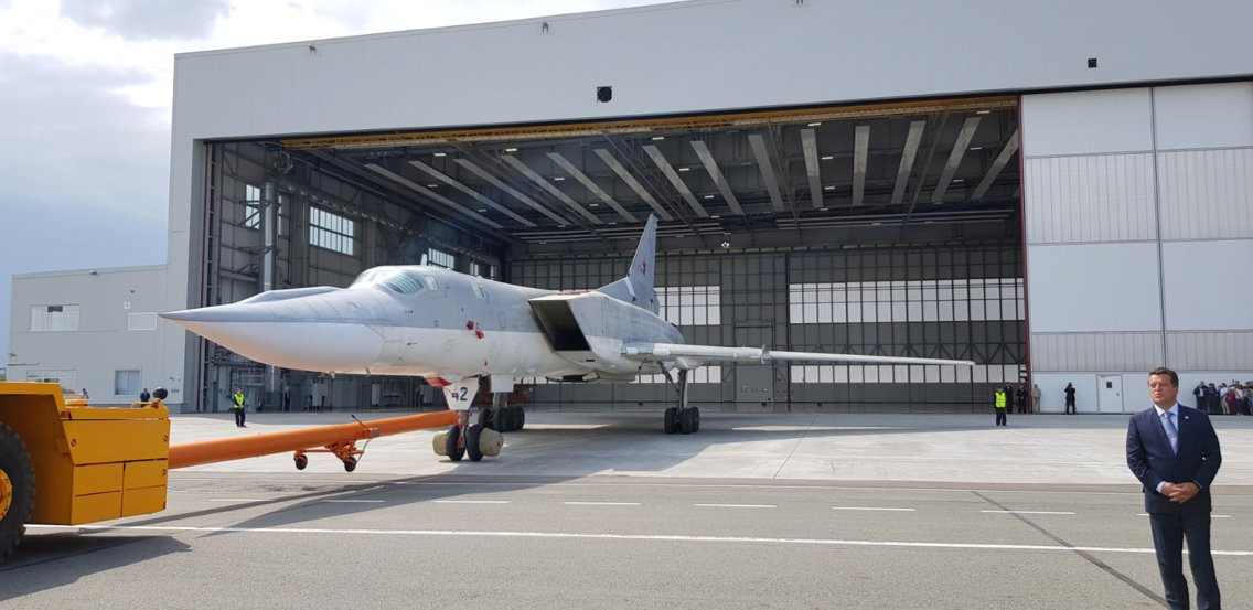 Không những vậy phiên bản nâng cấp Tu-22M3M tập trung vào hiện đại hóa hệ thống điện tử, truyền thông và gia cố khung máy bay. Việc Nga hiện đại hóa toàn diện Tu-22M biến mẫu máy bay ném bom này trở thành một thứ vũ khí hiểm đối với Mỹ và cả đồng minh bởi sức mạnh nó sở hữu không hề thua kém Tu-95MS hay Tu-160M2. Ảnh: UAC.