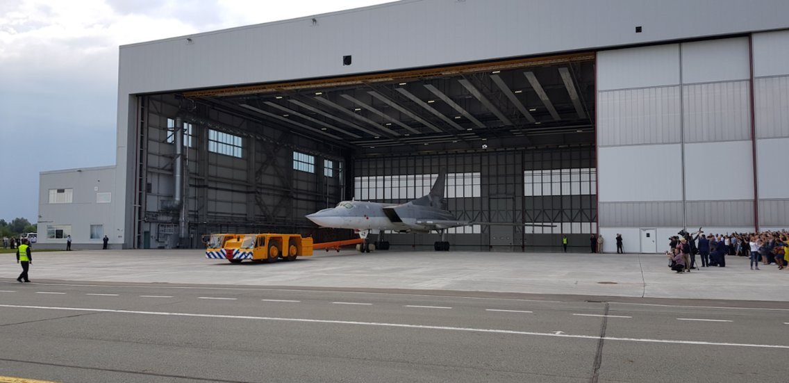 Theo đó Không quân Nga vừa giới thiệu phiên bản nâng cấp mới và hiện đại nhất của dòng máy bay ném bom chiến lược tầm xa Tu-22M, đó là Tu-22M3M. Lễ ra mắt phiên bản mới được tổ chức vào ngày 13/8. Và điểm khiến giới quan sát quân sự bất ngờ khi máy bay Tu-22M3M xuất hiện là việc nó được trang bị trở lại cần tiếp nhiên trên không ngay trước mũi máy bay, vốn bị bị loại bỏ bởi các hiệp ước cắt giảm vũ khí chiến lược giữa Mỹ và Nga trong suốt vài thập kỷ qua. Ảnh: UAC.