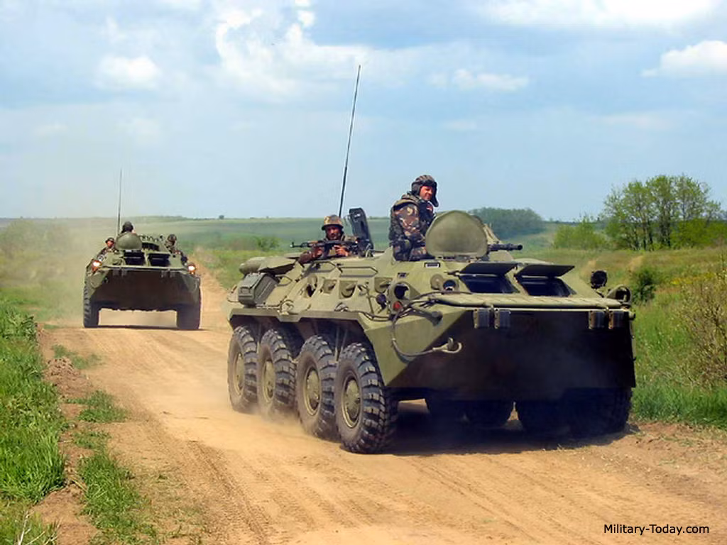 BTR-80 là dòng xe thiết giáp chở quân bánh lốp do Nga sản xuất từ đầu những năm 1980. Nó là kết quả quá trình nghiên cứu phát triển xe thiết giáp bánh lốp khởi đầu từ thế hệ BTR-60 huyền thoại. Nguồn ảnh: Military-Today