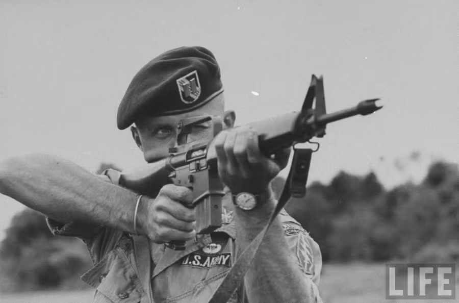 Độ giật của AR-15 cũng thấp hơn của Ak-47, cho phép xạ thủ bắn chính xác cao hơn với tốc độ nhanh hơn. Trong nhiều phép thử với việc bắn liên thanh 10 viên liên tục với mục tiêu 100 mét, những lỗ đạn của AR-15 có độ chụm trong bán kính 11cm trong khi bán kính độ chụm đạn của AK-47 lên tới 15cm. Nguồn ảnh: Life.