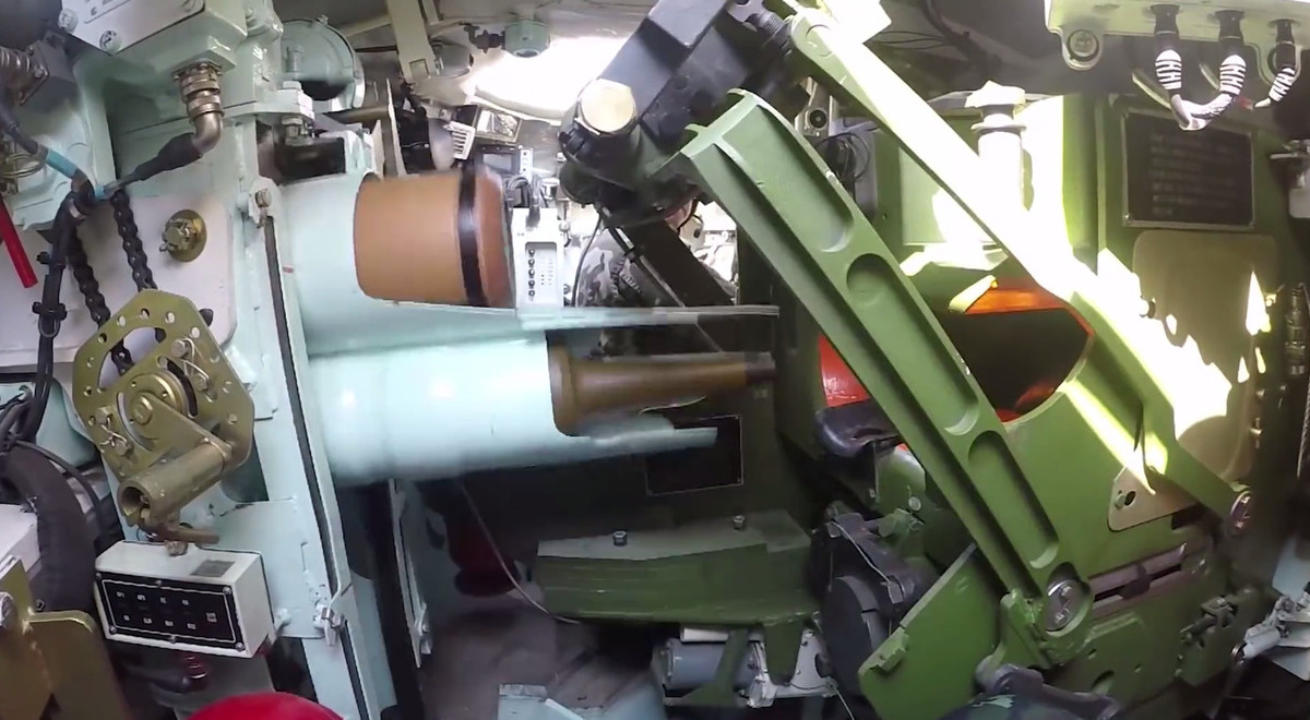 Hệ thống nạp đạn tự động pháo chính 125mm trên VT4. Tốc độ bắn ước tính đạt 8 phát/phút. Nguồn ảnh: Thai-Defence