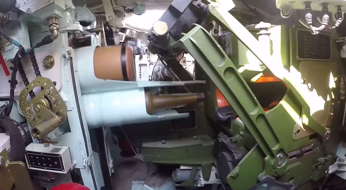 Hệ thống nạp đạn tự động pháo chính 125mm trên VT4. Tốc độ bắn ước tính đạt 8 phát/phút. Nguồn ảnh: Thai-Defence