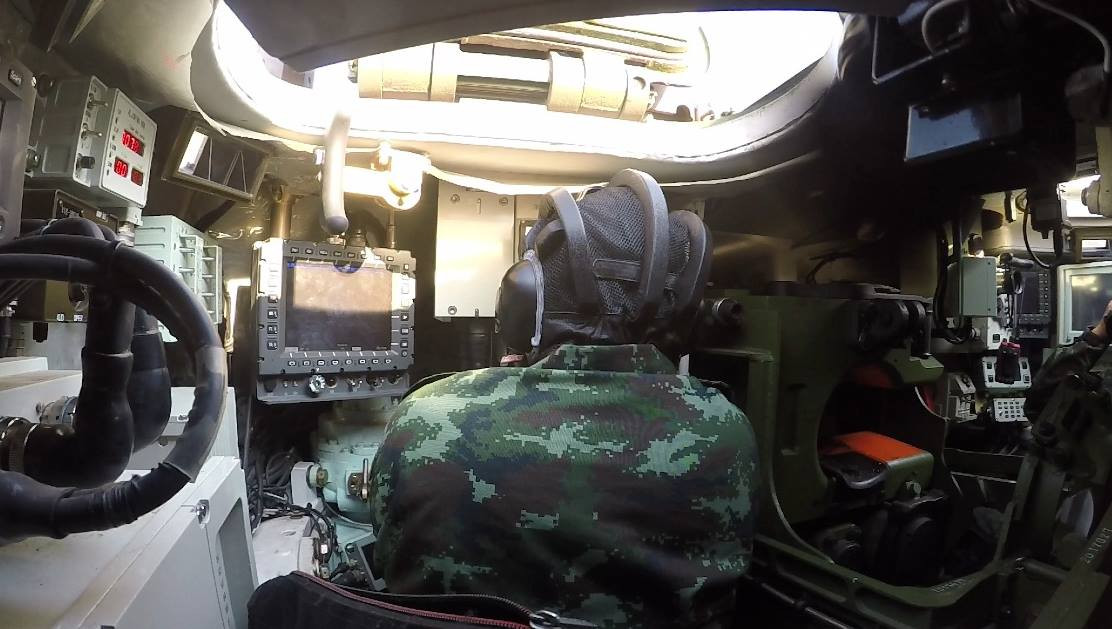 Dẫu vậy, một số hình ảnh “khoe hàng” gần đây trên các diễn đàn mạng Thái Lan cho thấy, Bắc Kinh xem ra rất coi trọng vị khách đầu tiên đặt mua VT4 khi trang bị hệ thống điện tử rất hiện đại, thậm chí là sử dụng tiếng Anh để dễ dàng hơn cho binh sĩ Thái Lan huấn luyện thay vì giao diện tiếng Trung. Nguồn ảnh: Thai-Defence