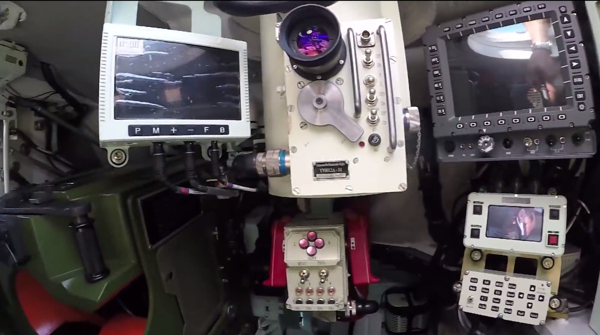 Military-Today cho biết, hệ thống điều khiển hỏa lực của VT4 có khả năng tác chiến kiểu “hunter-killer”. Cụ thể, người chỉ huy đóng vai trò thợ săn và pháo thủ là sát thủ. Trưởng xe sẽ sử dụng kính ngắm toàn cảnh ngày-đêm với đo xa laser và camera hồng ngoại để tìm kiếm mục tiêu độc lập, sau đó chỉ điểm mục tiêu và phân bổ điện tử chúng tới pháo thủ để phá hủy, đồng thời tiếp tục trở lại săn tìm các mục tiêu khác ngay cả trong điều kiện đêm tối. Nguồn ảnh: Thai-Defence