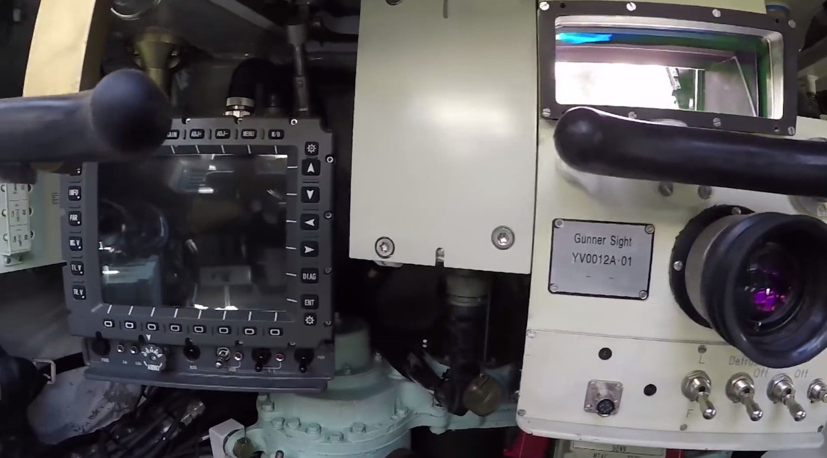 Kính ngắm pháo thủ YV0012A-01. Nguồn ảnh: Thai-Defence