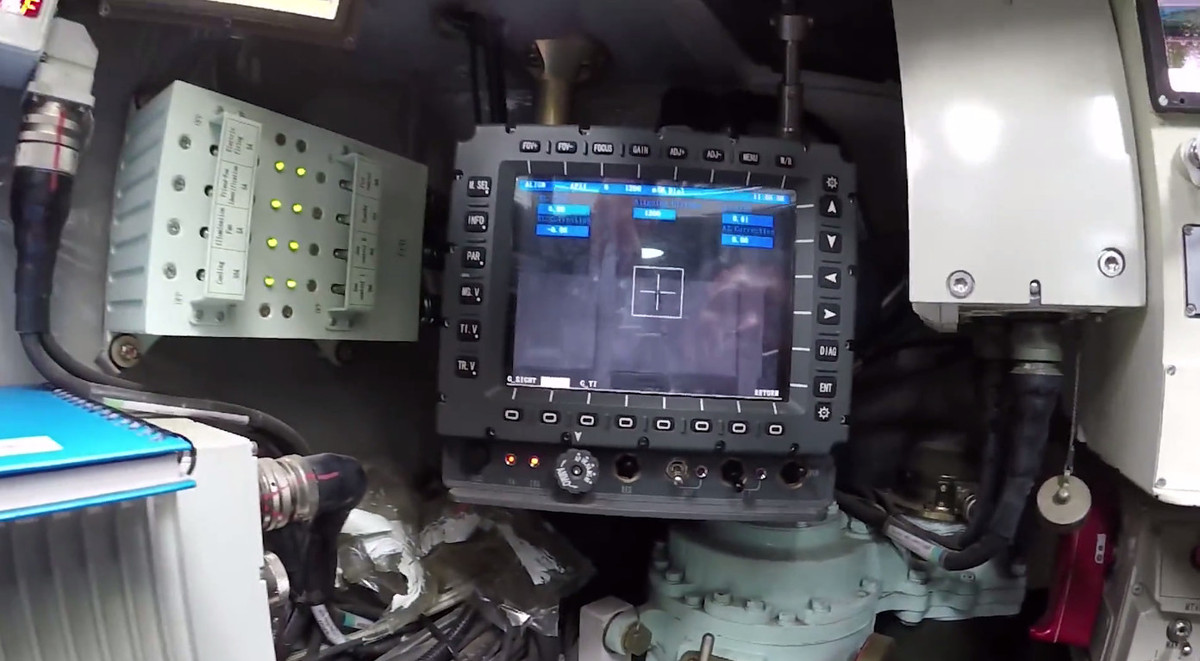 Trong ảnh, màn hình màu có thể là thành phần hệ thống điều khiển hỏa lực kỹ thuật số trên VT4. Có thể thấy rõ, các nút bấm đều là tiếng Anh thay vì tiếng Trung. Nguồn ảnh: Thai-Defence