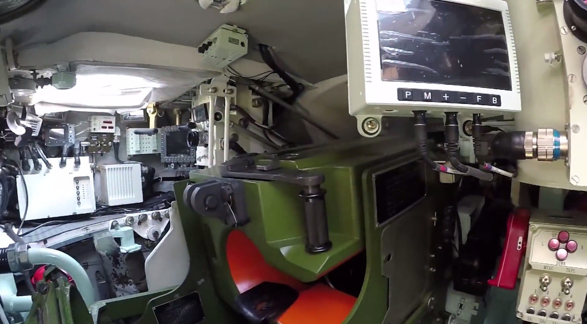 Cả hai vị trí tác chiến của trưởng xe và pháo thủ đều được trang bị các màn hình màu với giao diện trực quan, dễ sử dụng. Nguồn ảnh: Thai-Defence