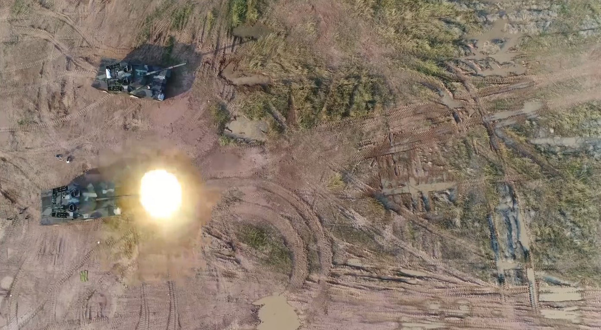 Nhà sản xuất tự tin rằng hệ thống điều khiển hỏa lực tiên tiến giúp VT4 tiêu diệt chính xác mục tiêu ngay loạt đạn đầu khi đang di chuyển. Thực tế, “người anh em” Type 96B của Trung Quốc đã chứng minh khả năng này trong cuộc thi Tank Biathlon, vì vậy điều này là hoàn toàn có cơ sở. Nguồn ảnh: Thai-Defence