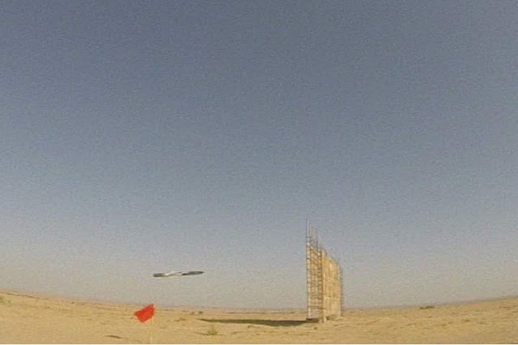 Cảnh quay chậm BrahMos lao nhanh tới mục tiêu giả định. Nguồn ảnh: Elite Predators. Cảnh quay chậm BrahMos lao nhanh tới mục tiêu giả định. Nguồn ảnh: Elite Predators.