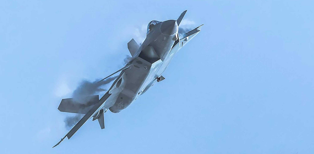 J-20 phô diễn kỹ năng cơ động trong một lần bay biểu diễn. Ảnh: Ainonline.