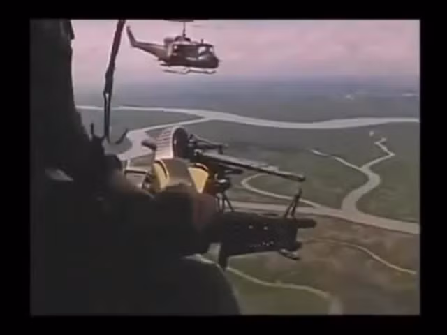 Vị trí xạ thủ súng máy trên UH-1 không hề "ngầu" như trong các bộ phim của Hollywood mà đó là vị trí sinh tử mà bất cứ lính Mỹ nào cũng không muốn ngồi xuống. Nguồn ảnh: Pinterest.