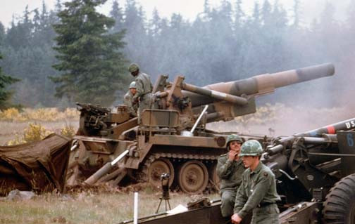 Dù xài cùng cỡ nòng 203mm với M55, thế nhưng M110 hiện đại hơn hẳn khi ra đời từ những năm 1960. Khẩu M110 được sử dụng gần như từ những ngày đầu lính Mỹ đặt chân tới Việt Nam. Không có ghi nhận về hiệu quả sử dụng của nó. Nguồn ảnh: Pinterest.