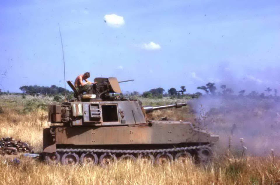 M108 khi đó cũng là một mẫu pháo mới của Quân đội Mỹ khi mới được sản xuất từ năm 1960. Nó trang bị khẩu lựu pháo 105mm đạt tầm bắn khoảng 11,5km với tốc độ bắn 4 phát/phút. Nguồn ảnh: Pinterest.