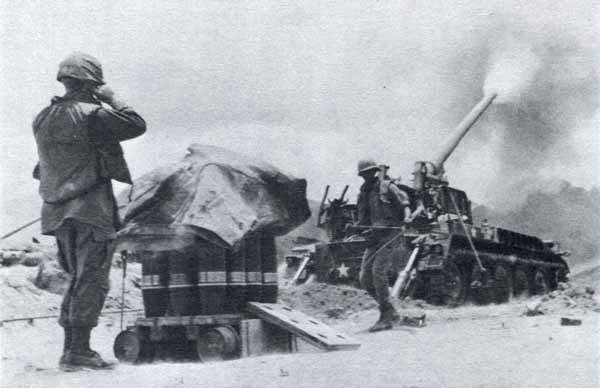 Nổi tiếng nhất trong số các loại pháo tự hành được sử dụng ở Việt Nam là M107 175mm. Khẩu pháo dài ngoằng có cỡ lên tới 175mm được xưng tụng là "vua chiến trường", được kỳ vọng sẽ đánh bại được pháo binh quân giải phóng. Nguồn ảnh: Olive.