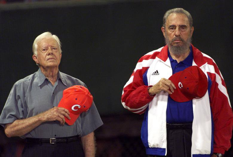 Cựu Tổng thống Mỹ Jimmy Carter và lãnh tụ Fidel Castro trong nghi thức chào cờ tại sân vận động bóng chày "Latinoamericano" ở Havana Cuba,vào tháng 5/2002. Ảnh: Reuters.