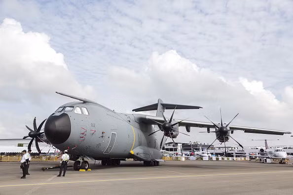 Máy bay vận tải quân sự A400M của châu Âu. Tập đoàn Airbus Military đang tích cực tiếp thị mẫu vận tải cơ này cho khách hàng nước ngoài. 2 quốc gia Đông Nam Á là Malaysia và Indonesia đã mua phi cơ này để tăng cường khả năng vận tải đường không. Ảnh: Yahoo News.
