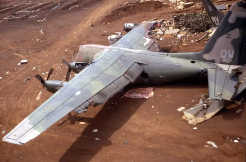 Máy bay vận tải của Mỹ bị hư hại hoàn toàn nằm bên rìa đường băng của sân bay Khe Sanh. Nguồn ảnh: Pinterest.