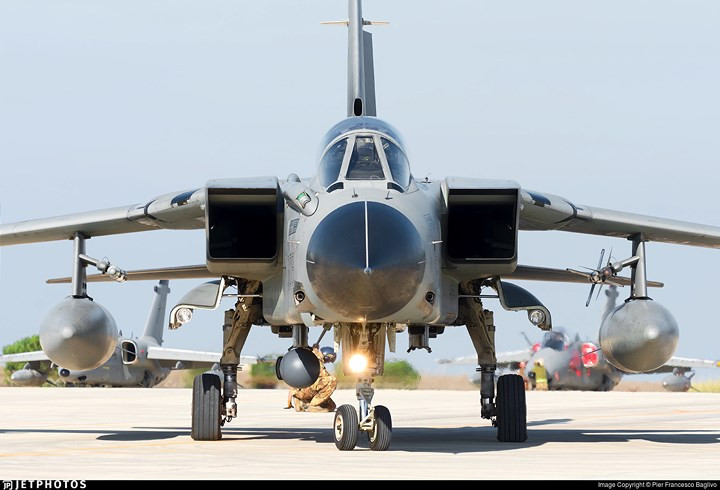 Khác với hai loại máy bay cùng thời, Panavia Tornado được thiết kế với cánh có thể thay đổi góc khi bay, kiểu thiết kế cánh cụp cánh xòe này đem lại cho máy bay khả năng đạt tốc độ cao ở độ cao thấp, khả năng cất hạ cánh trên đường băng ngắn.