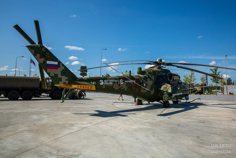 Trực thăng tấn công Mi-24 đang được các kỹ thuật viên đưa vào vị trí trưng bày. Ảnh: Saidpvo.livejournal.