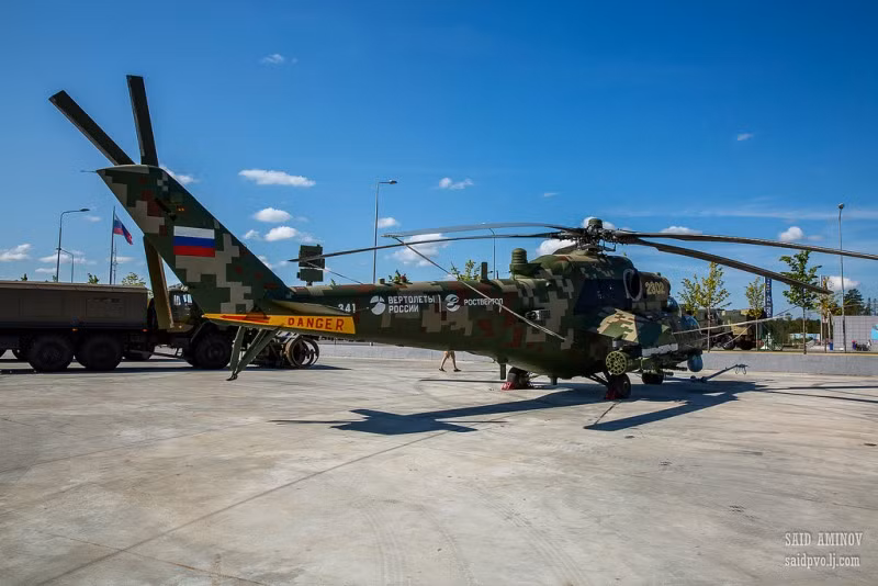 Trực thăng tấn công Mi-24 đang được các kỹ thuật viên đưa vào vị trí trưng bày. Ảnh: Saidpvo.livejournal.