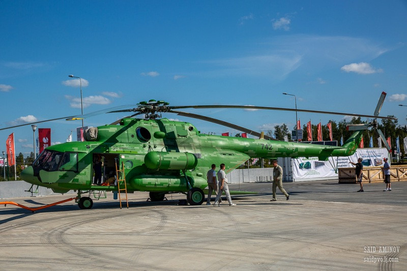 Trực thăng vận tải đa năng Mi-8, ngựa thồ chiến thuật chủ lực của quân đội Nga với màu sơn xanh độc đáo chuẩn bị cho triển lãm. Ảnh: Saidpvo.livejournal.