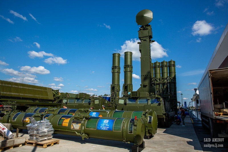 Tổ hợp phòng không lục quân S-300VM đang được lắp ráp để chuẩn bị trưng bày tại diễn đàn Army 2018. Ảnh: Saidpvo.livejournal.