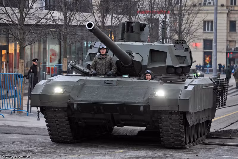 T-14 có trọng lượng chiến đấu khoảng 48 tấn. Nó được trang bị động cơ công suất 1.500 mã lực, tốc độ tối đa khoảng 80 km/h, dự trữ hành trình khoảng 500 km. Ảnh: Vitaly V.Kuzmin.