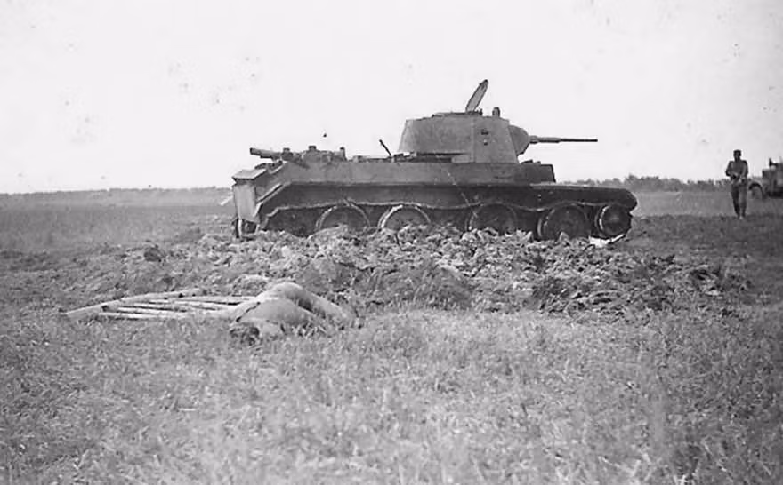 Đây cũng từng là chiếc xe tăng có sức kéo mạnh nhất thế giới khi nó mới ra đời. Trong chiến tranh Liên Xô - Nhật năm 1932 - 1939, quân đội Nhật đã phải hãi hùng khi đối đầu với hàng đàn BT-7 di chuyển với tốc độ cực cao, khiến pháo thủ Nhật bất lực trong việc nhắm bắn được những chiếc xe tăng này. Nguồn ảnh: Belio.