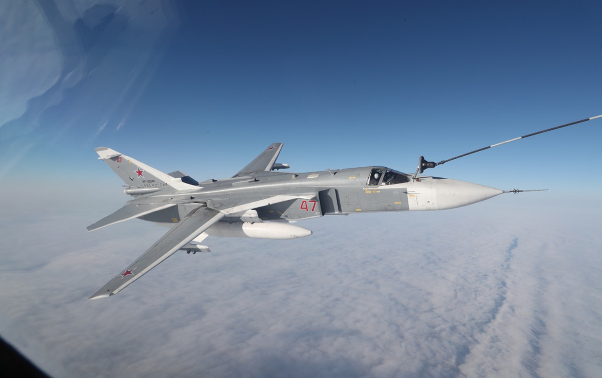 Quá trình tiếp nhiên liệu có thể diễn ra nhiều lần giúp tăng thời gian hoạt động trên không của máy bay. Ảnh: Bộ Quốc phòng Nga.