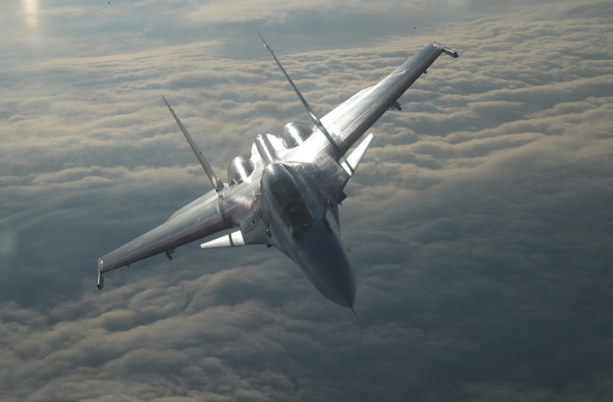 Tiêm kích Su-30M2 chuẩn bị tiếp nhiên liệu trên không. Các tiêm kích Nga dùng công nghệ tiếp nhiên liệu với vòi nạp nhiên liệu có thể mở ra thu vào. Ảnh: Bộ Quốc phòng Nga.