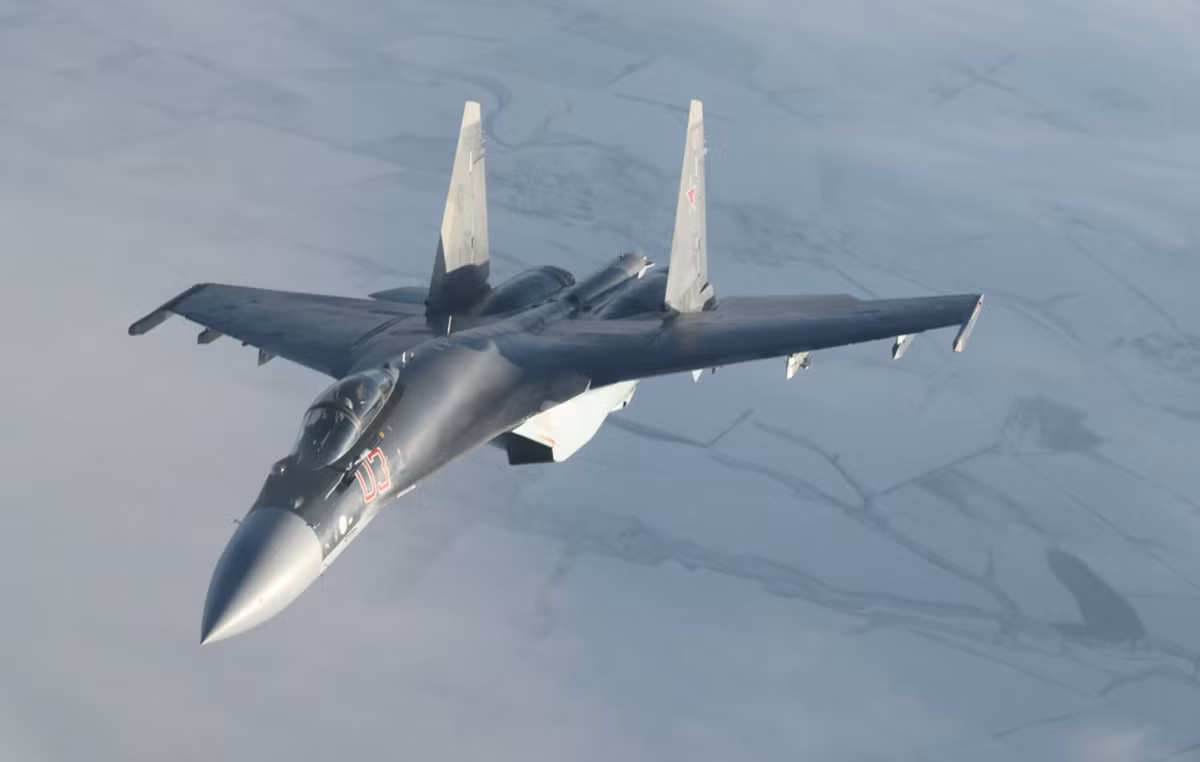 Su-35 mở vòi tiếp nhiên liệu chuẩn bị tiếp cận máy bay tiếp dầu. Ảnh: Bộ Quốc phòng Nga.