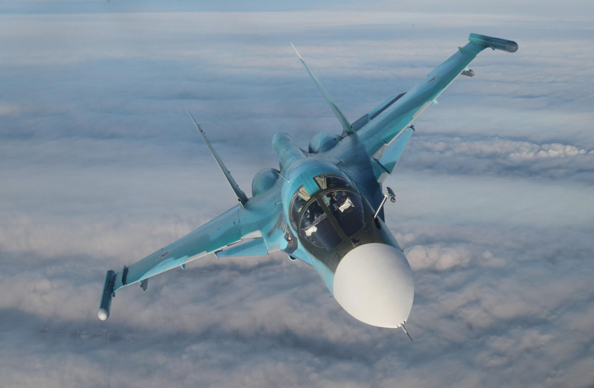 Tiêm kích bom Su-34 chuẩn bị tiếp nhiên liệu. Ảnh: Bộ Quốc phòng Nga.