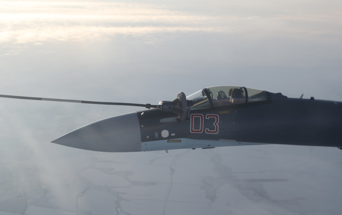 Cận cảnh Su-35 đang tiếp nhiên liệu. Ảnh: Bộ Quốc phòng Nga.