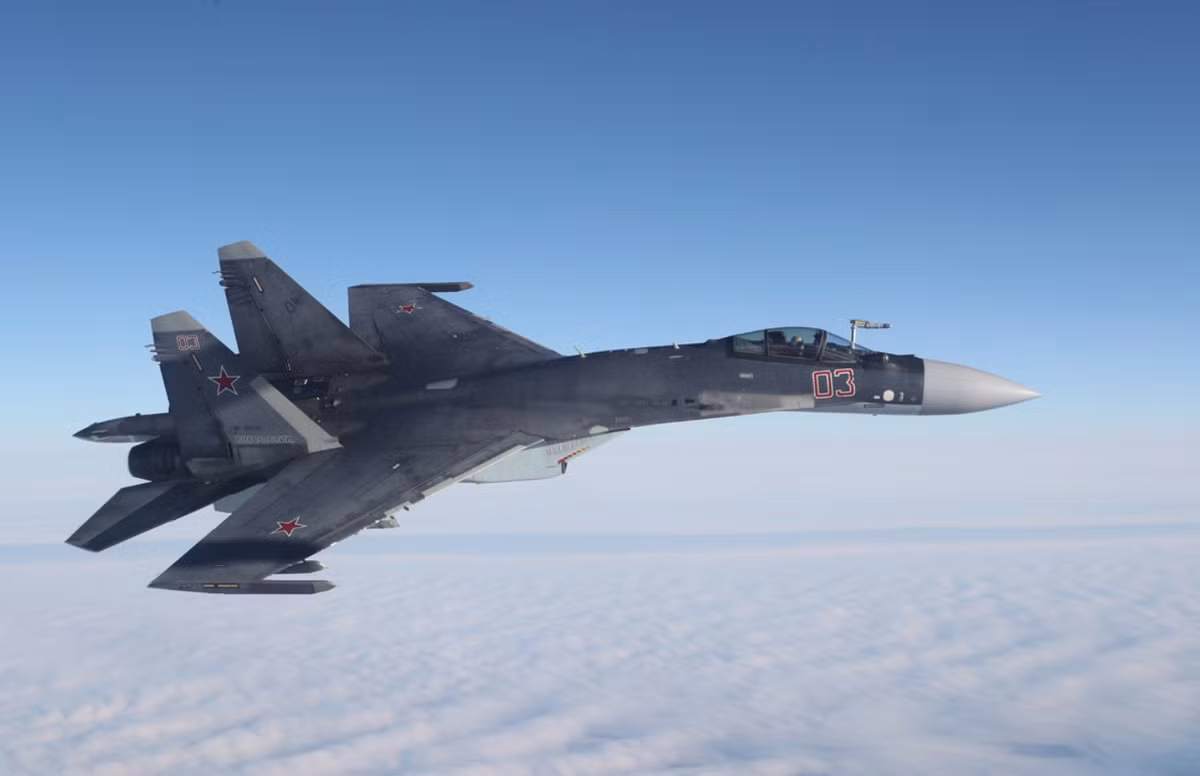 Tiêm kích Su-35 mở vòi tiếp nhiên liệu chuẩn bị tiếp cận máy bay tiếp dầu trên không. Ảnh: Bộ Quốc phòng Nga.