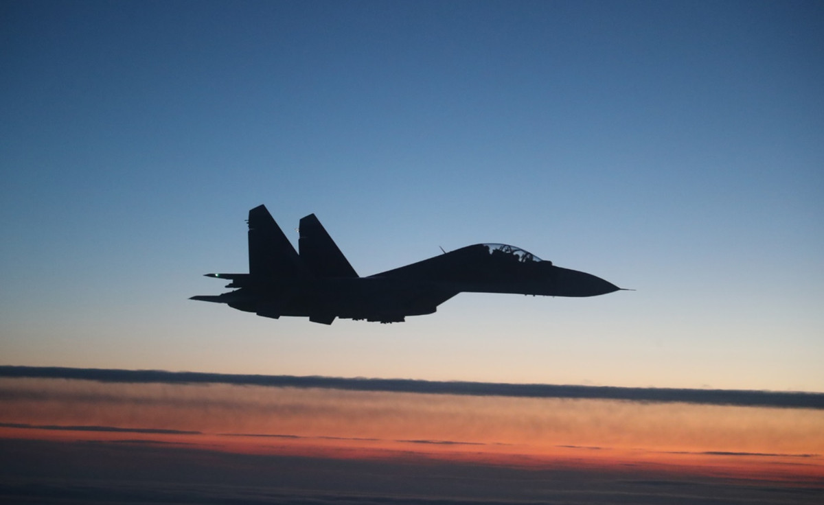 Su-30 bay trong ánh hoàng hôn tuyệt đẹp. Ảnh: Bộ Quốc phòng Nga.