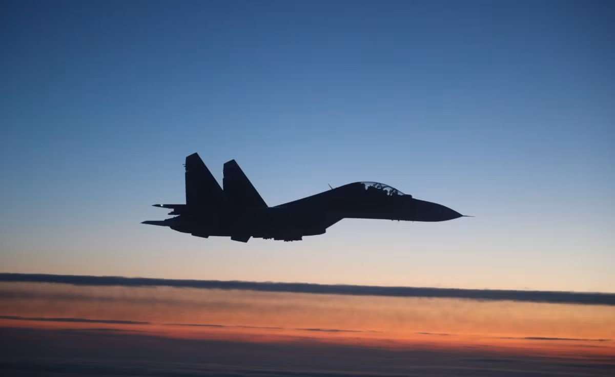 Su-30 bay trong ánh hoàng hôn tuyệt đẹp. Ảnh: Bộ Quốc phòng Nga.