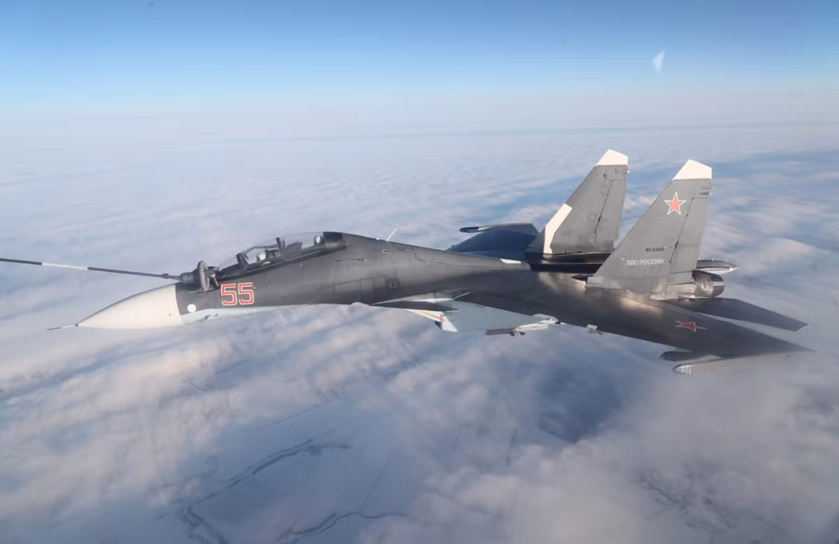 Tiêm kích Su-30M2 tiếp nhiên liệu. Quá trình này thường diễn ra ở độ cao lớn phía trên những tầng mây tạo nên hình ảnh rất đẹp mắt. Ảnh: Bộ Quốc phòng Nga.