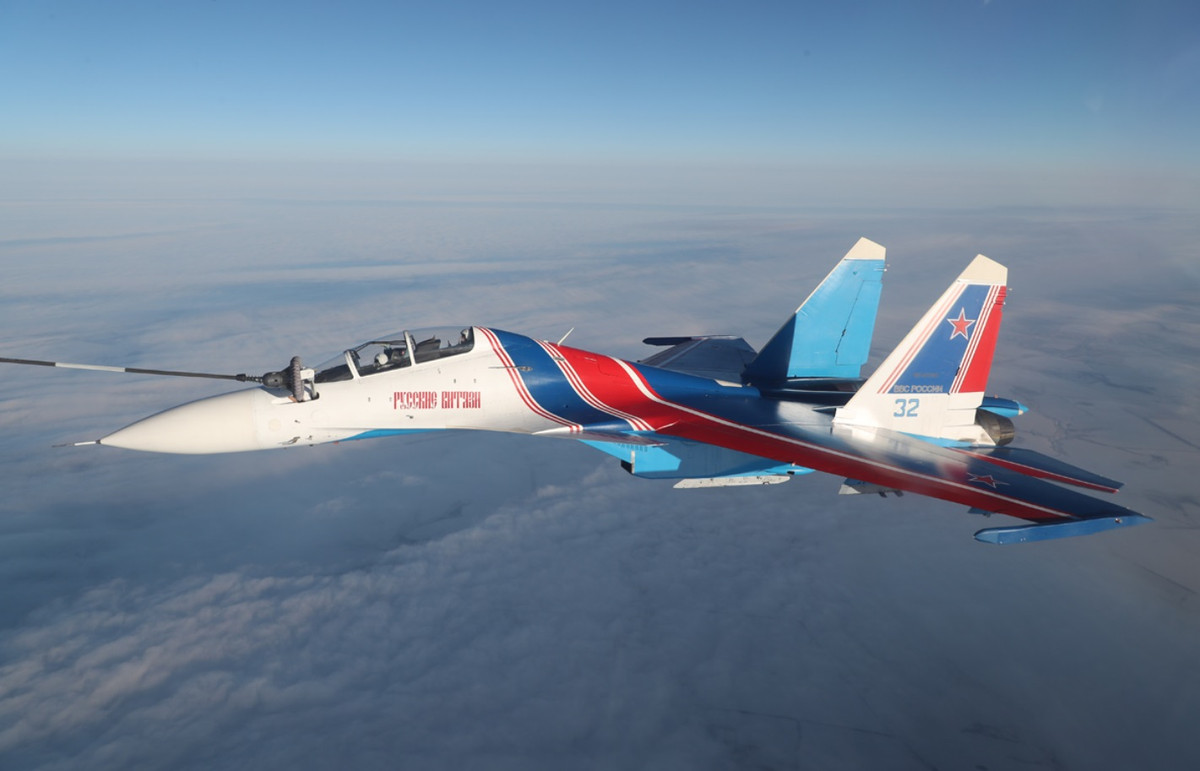 Tiêm kích Su-30 thuộc đội bay biểu diễn Hiệp sĩ Nga tiếp nhiên liệu. Nga sử dụng vòi tiếp nhiên liệu mềm, trong khi Mỹ sử dụng vòi cứng. Ảnh: Bộ Quốc phòng Nga.