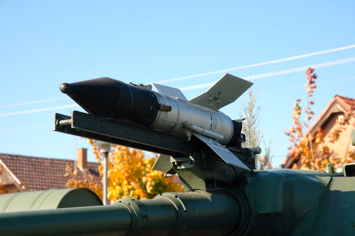 Nhược điểm thứ hai đó là tốc độ bay của 9M14 Malyutka là quá thấp, chỉ khoảng 130 mét/giây. Điều này đồng nghĩa với việc kíp lái xe tăng của đối phương sẽ nghe thấy tiếng tên lửa khai hỏa trước khi tên lửa đâm vào họ và ở khoảng cách khoảng 2km trở lên, kíp lái hoàn toàn đủ thời gian để cơ động né tránh. Nguồn ảnh: Wiki.