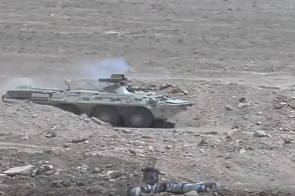 Thiết giáp BTR-80 tích hợp tên lửa chống tăng Kornet chính xác được nhìn thấy trong đoạn video Bộ Quốc phòng Algeria thông tin về cuộc tập trận "Sakhr 2018" của Lữ đoàn bộ binh cơ giới 36, Quân khu 2, Đông Bắc Algeria. Nguồn ảnh: BQP Algeria