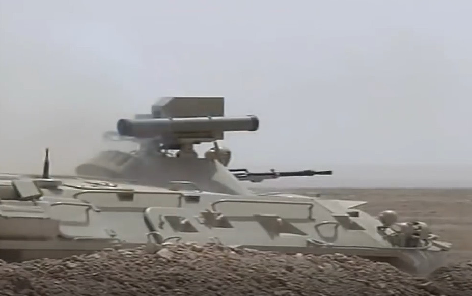 Cụ thể, trên nóc tháp pháo nhỏ của chiếc BTR-80 được lắp cơ cấu với hai ống phóng chứa đạn tên lửa Kornet lắp 2 bên cụm khí tài ngắm bắn. Nguồn ảnh: BQP Algeria