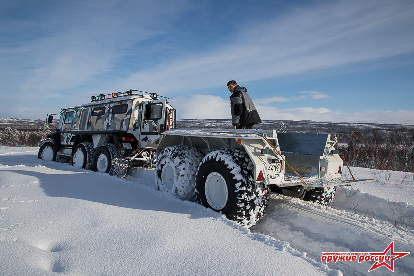 Xe có cabin rộng rãi có thể chứa 12 người, bao gồm cả lái xe. Nó cũng có thể kéo theo rơ mooc chở hàng phía sau. Ảnh: Weapon of Russian.