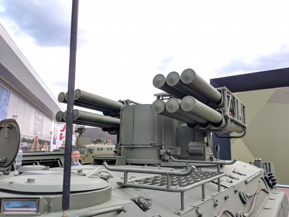 Sp với các tổ hợp phòng không tầm thấp cùng loại Sosna được đánh giá cơ động và ưu việt hơn hẳn, phù hợp với các quốc gia có quy mô quân đội nhỏ và vừa với chi phí vận hành không quá đắt đỏ. Ảnh: bmpd.livejournal.