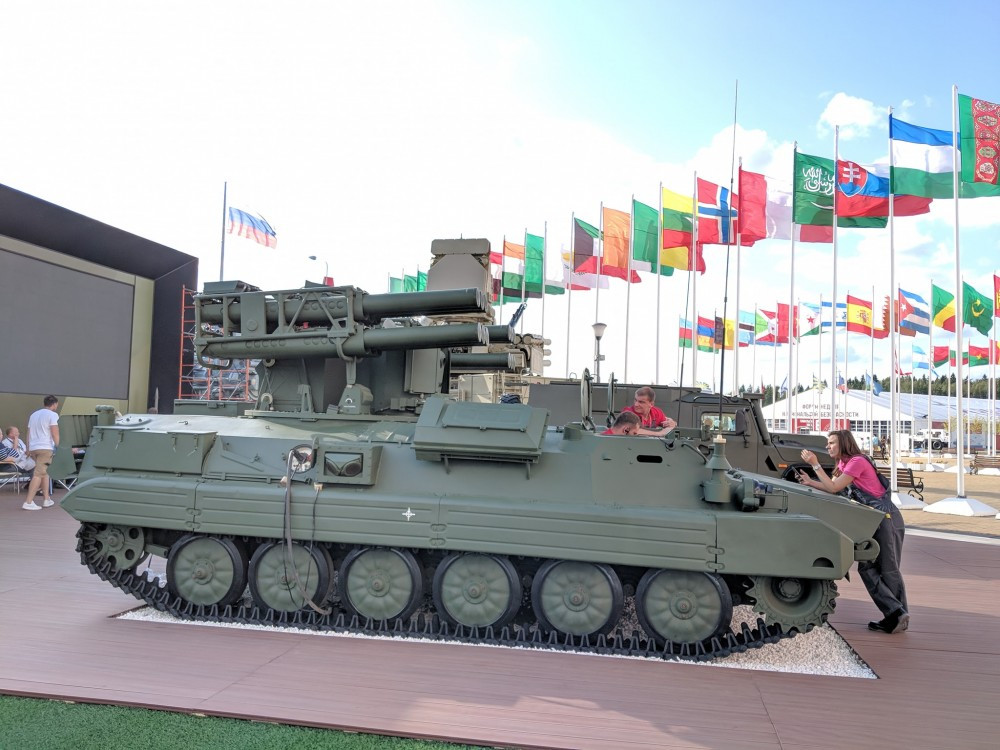 Tổ hợp tên lửa Sosna được lắp trên khung gầm xe bánh xích đa năng MT-LB đem lại khả năng cơ động cao trên nhiều địa hình. Hệ thống được chế tạo cho nhiệm vụ thiết lập ô phòng không tầm thấp bảo vệ đội hình chiến đấu. Ảnh: bmpd.livejournal.