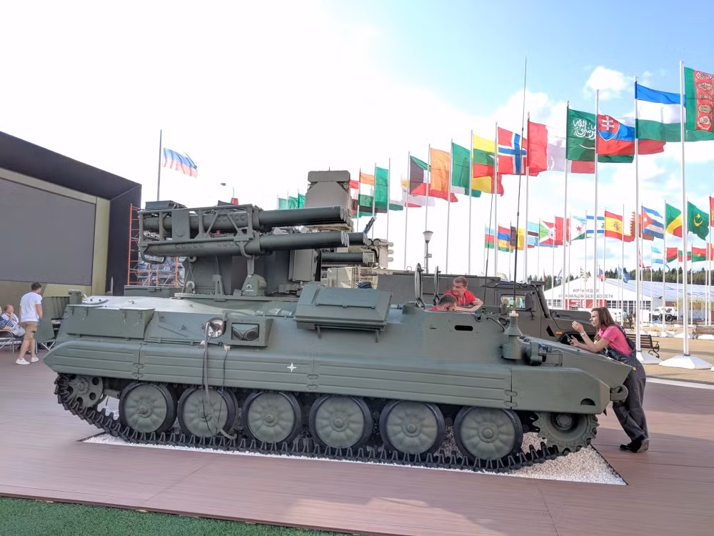 Tổ hợp tên lửa Sosna được lắp trên khung gầm xe bánh xích đa năng MT-LB đem lại khả năng cơ động cao trên nhiều địa hình. Hệ thống được chế tạo cho nhiệm vụ thiết lập ô phòng không tầm thấp bảo vệ đội hình chiến đấu. Ảnh: bmpd.livejournal.